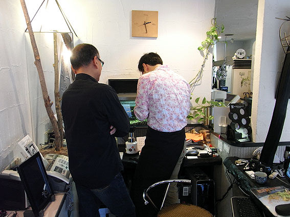 フレームを温めている作業
