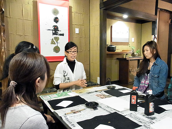 本田蒼風先生の話を熱心に聞く生徒さん