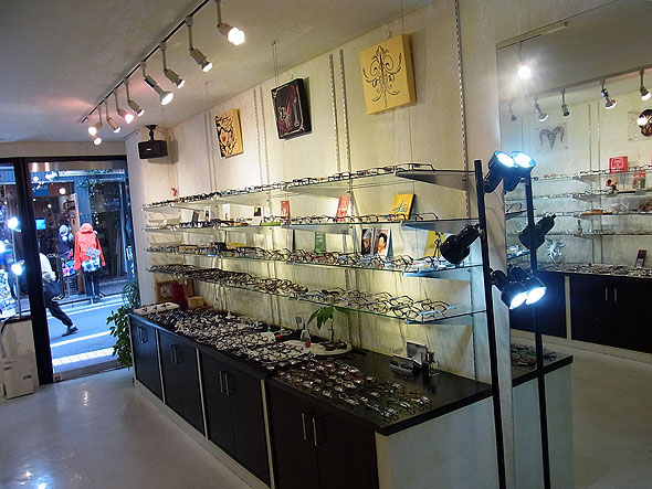 纒店内