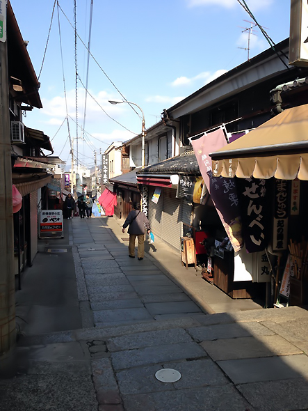 参道の土産屋さん