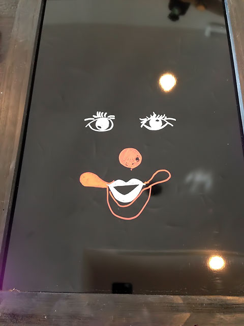 まず鼻を描いて